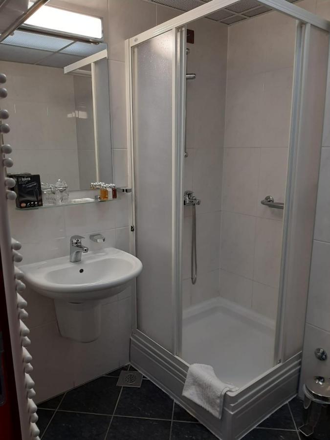 Hotel Tamaris 诺维·维诺多尔斯基 外观 照片