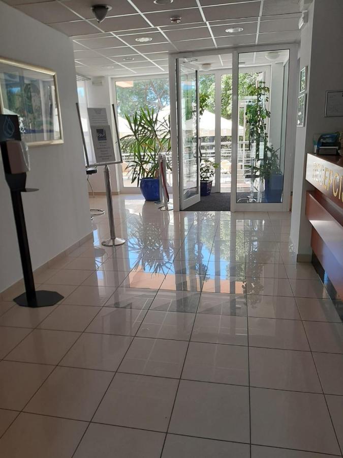 Hotel Tamaris 诺维·维诺多尔斯基 外观 照片