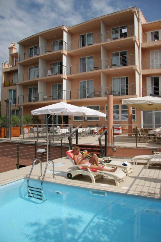 Hotel Tamaris 诺维·维诺多尔斯基 外观 照片