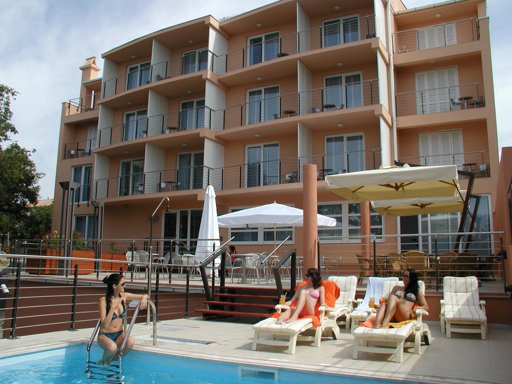 Hotel Tamaris 诺维·维诺多尔斯基 外观 照片